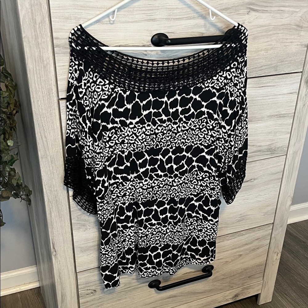Short sleeve top with embroidered neck and sleeves